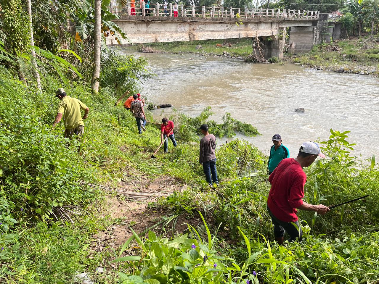 Kegiatan Kerja Bakti Pembersihan Bantaran Sungai Oleh Warga Desa